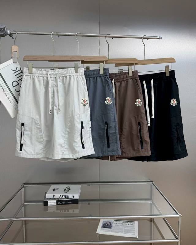 重磅来袭，硬货，Moncler 蒙口25年新款独家在售五分休闲弹力短裤，夏季必备良品！！！ 这款短裤本身真的非常好，舒适的面料，简约的设计！尤其是春夏装个人一种