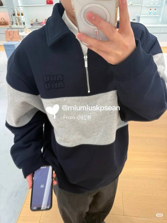 资讯 Miumiu贴布刺绣拼接半拉链卫衣外套 男女同款