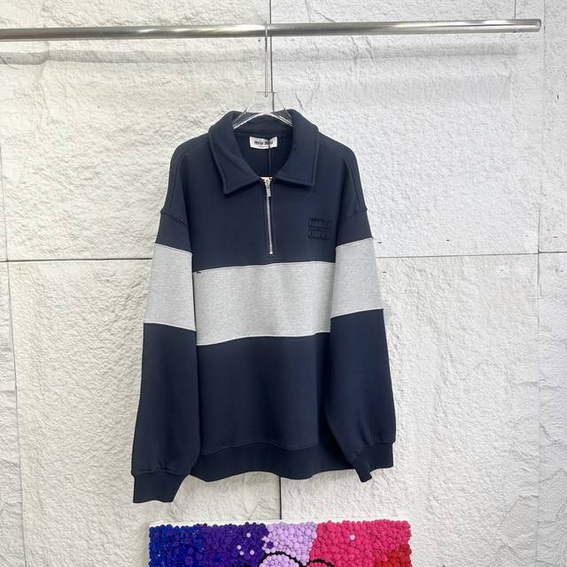 编码0254725Miumiu贴布刺绣拼接半拉链卫衣外套 男女同款今年秋冬醉新款，毕雯珺同款，面料我们定制490克全棉毛圈高品质华棉，这个品质的纯棉是纯棉卫衣布