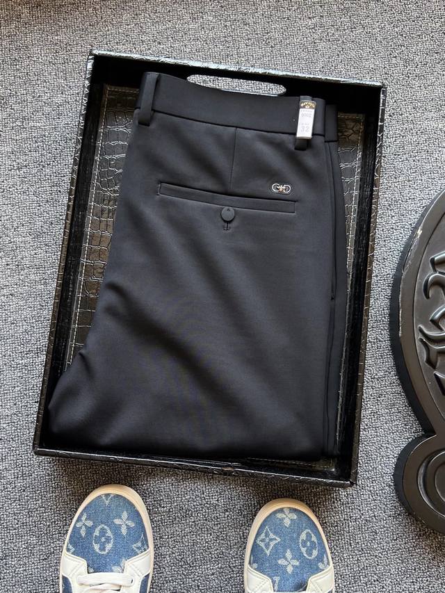 顶级专柜高奢！人气爆款！Dior 迪奥专柜新品液氨锦棉Cd款商务休闲裤！恒隆在售万元级，款号：9002 迪奥家今年最新高密高支锦棉面料，整条裤子做了液氨处理，摸