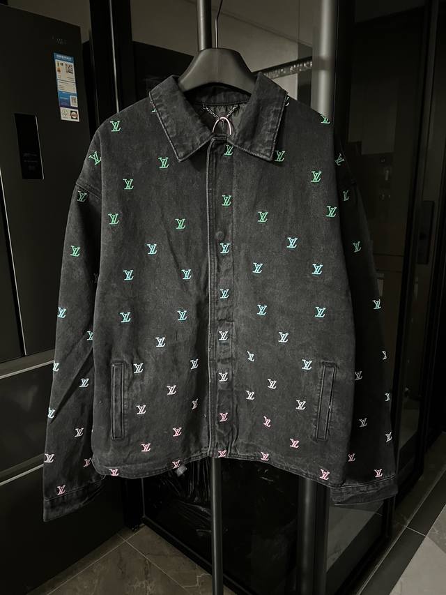 隔天 Louis Vuitton 路易威登 渐变刺绣满Logo字母牛仔外套 黑色 工艺说明：采用水洗黑色牛仔布制成，全身刺绣有 1V Blason 图案，体现了