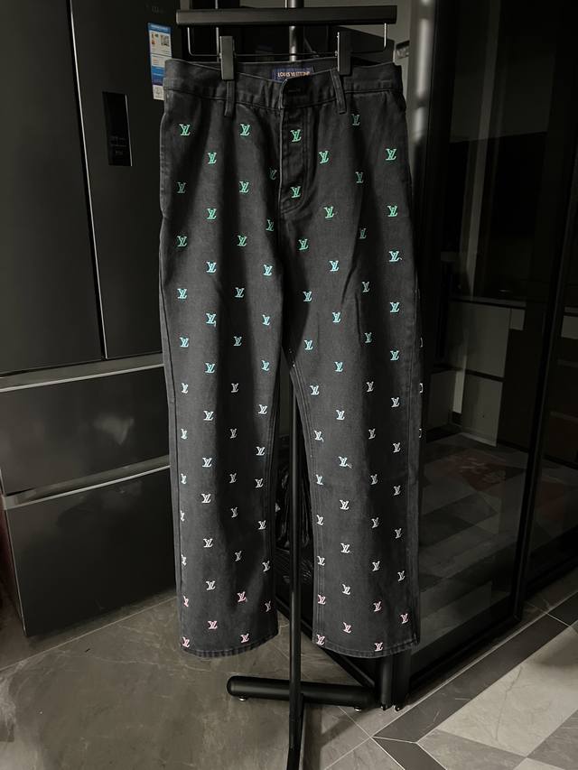 隔天 Louis Vuitton 路易威登 渐变刺绣满字母牛仔裤 黑色 工艺说明：采用水洗黑色牛仔布制成，全身刺绣有 1V Blason 图案，体现了春季系列精