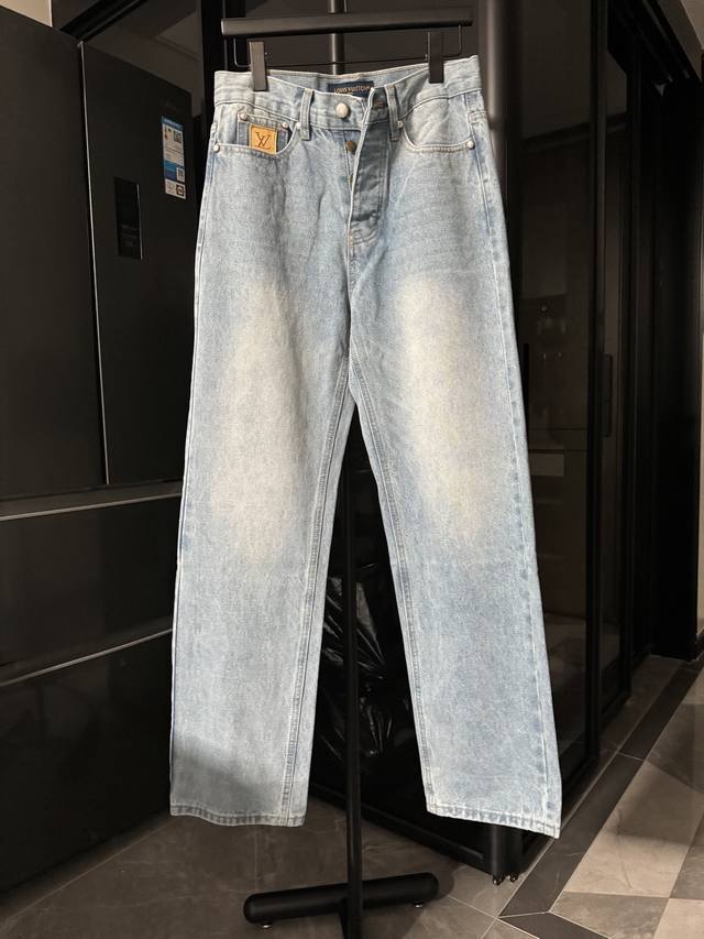 隔天 1V 路易 25Fw 珍珠扣 后腰刺绣口袋Logo牛仔裤 蓝色 第一时间原版购入开发，这款牛仔裤是衣橱必备单品，彰显路易的精湛工艺。优质石洗日本牛仔布采用