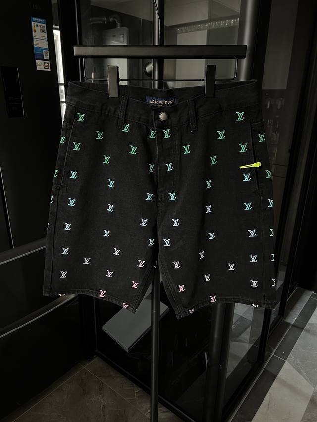 隔天 1V 路易 25Fw 彩色字母刺绣牛仔渐变短裤 黑色 工艺说明：采用水洗黑色牛仔布制成，全身刺绣有 1V Blason 图案，体现了春季系列精致的渐变主题