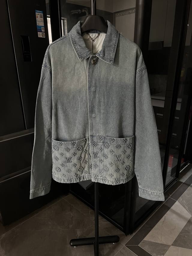 隔天 1V 路易 25Fw 压花新款工装牛仔外套 蓝色 第一时间开发，王鹤棣&黄明昊同款，各路网红明星上身带货。面料采用7*7支精梳赛络纺纱做加厚480克斜纹牛
