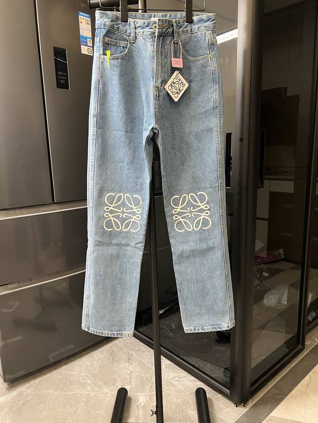 隔天 Loewe 罗意威 25Ss Anagram单宁镂空Logo牛仔裤 蓝色 采用紧密双芯纱，膝盖处饰有激光切割Anagram，经典Loewe皮标标识点缀，激