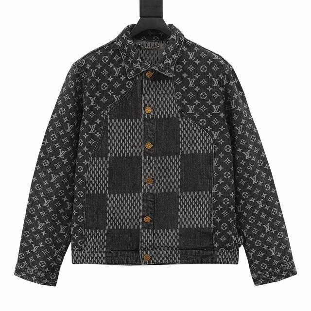 款号Y851Louisvuitton 路易威登 拼接棋盘老花牛仔长袖夹克外套这款重工的石洗牛仔夹克是Nigo联名款，日本设计师Nigo为 早秋指引的潮流方向，经