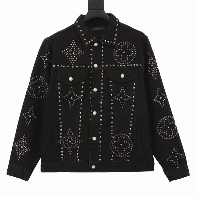 款号Y854Louis Vuitton 路易威登 走秀款 珍珠石Logo点缀重工水洗牛仔夹克外套 本款牛仔夹克援引 秋冬秀场的西部丹迪主题，以金属饰钉烘托 Mo