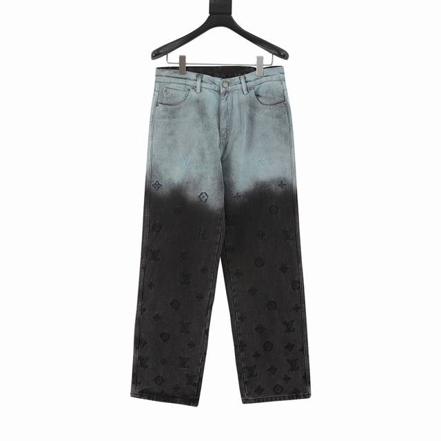款号Y849Louis Vuitton 路易威登 渐变刺绣牛仔长裤这款 秋冬系列的走秀焦点，是一件匠心独运的牛仔外套，巧妙融合了黑蓝两色的鲜明碰撞，通过渐变技术