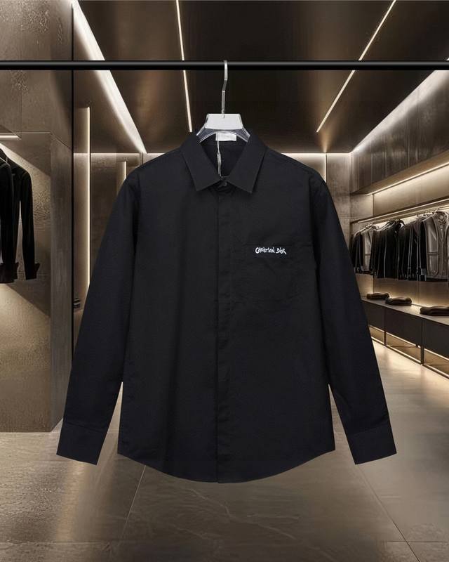 Dior 迪奥 爆款来袭 简约百搭款口袋字母Logo标语刺绣长袖衬衫 2025Ss官网新款长袖 衬衫 衬衣，精美刺绣Logo 高端版本，专柜定制面料 透气舒适度