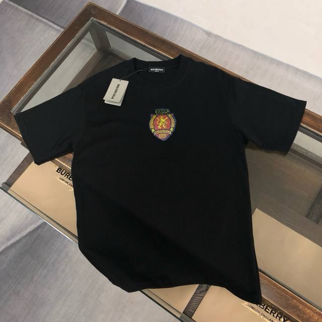Balenciaga 巴黎世家 专柜同款 原版定制 最新的贸易订单短袖T恤，全品相！！高品质加密精梳棉面料！！重工刺绣Logo！！上身舒适透气，不僵硬，整体有着