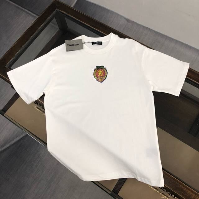 Balenciaga 巴黎世家 专柜同款 原版定制 最新的贸易订单短袖T恤，全品相！！高品质加密精梳棉面料！！重工刺绣Logo！！上身舒适透气，不僵硬，整体有着