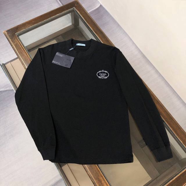 Prada 普拉达 2025早春最新款经典品牌标时尚轻薄长袖卫衣～单穿叠穿都～Os宽松版型，经典三角铁标Logo彰显品牌辨识度，极简风格设计中透露出高级百搭的气