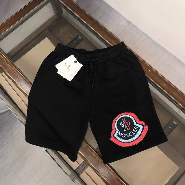Mon*Cler 蒙口 2025新款休闲短裤～定制卫衣毛圈棉面料，柔软舒适亲肤感极佳，吸汗透气！品牌标志性毡艺刺绣章仔双标Logo点缀，简约休闲款式打造休闲与个