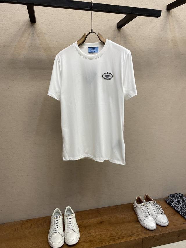 Prada，新款短袖Yyds 日常出门闭眼搭定制纯棉弹力棉面料短袖T恤 魅力在于创造了简约奢华感的时尚,随意搭配感受英式风格独特气质. 宽松的版型展现出休闲随意
