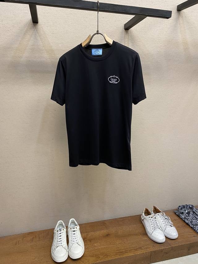 Prada，新款短袖Yyds 日常出门闭眼搭定制纯棉弹力棉面料短袖T恤 魅力在于创造了简约奢华感的时尚,随意搭配感受英式风格独特气质. 宽松的版型展现出休闲随意
