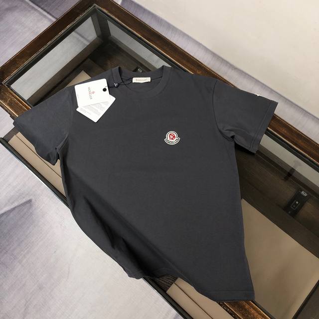Mon*Cler 蒙口 24最新款情侣款短袖T恤～面料上身舒适透气，不僵硬，修身的剪裁，采用高定定制纯棉面料！上身舒适有型，内搭单穿都完全没问题，时尚潮人必备！
