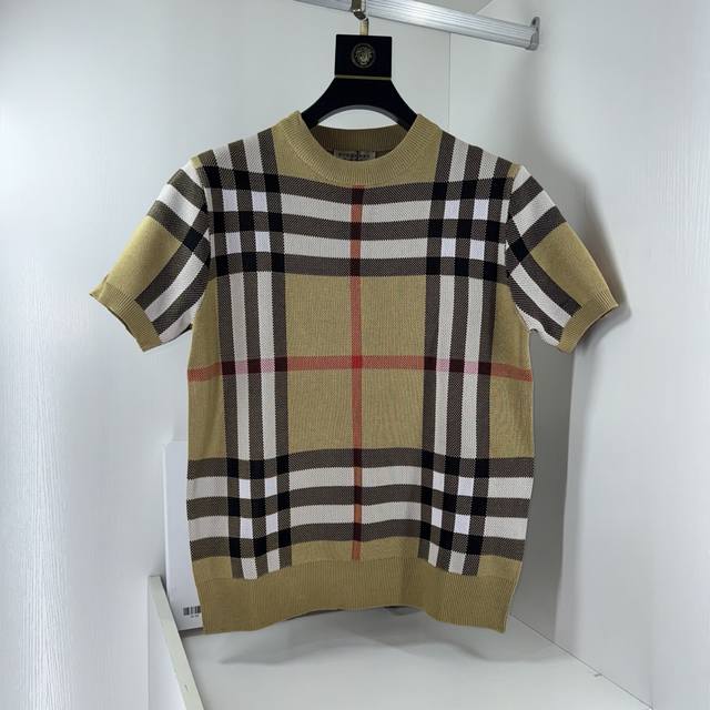 巴宝莉，经典款针织衫升级，灵感源自八十年代复古原版面料 官方同款 定制 网纱毛衣针织面料 手感非常舒服 春夏最新砖柜同步 时尚又个性 超级百搭好看款 男女都非常