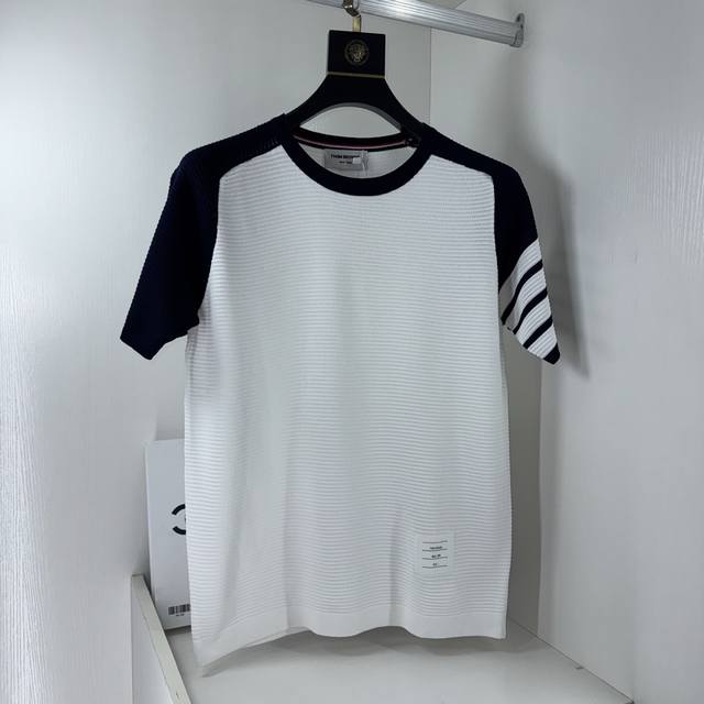 Thom Browne 汤姆布朗 四杠针织衫升级，灵感源自八十年代复古原版面料 官方同款 Polo衫定制 网纱毛衣针织面料 手感非常舒服 春夏最新砖柜同步 时尚