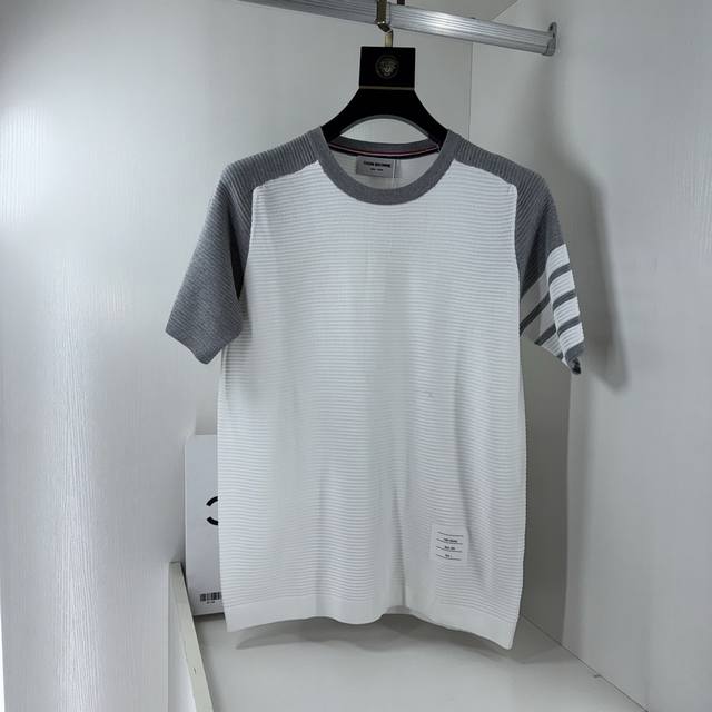 Thom Browne 汤姆布朗 四杠针织Polo衫升级，灵感源自八十年代复古原版面料 官方同款 Polo衫定制 网纱毛衣针织面料 手感非常舒服 春夏最新砖柜同