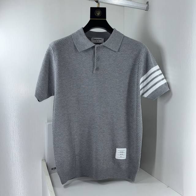 Thom Browne 汤姆布朗 四杠针织Polo衫升级，灵感源自八十年代复古原版面料 官方同款 Polo衫定制 网纱毛衣针织面料 手感非常舒服 春夏最新砖柜同