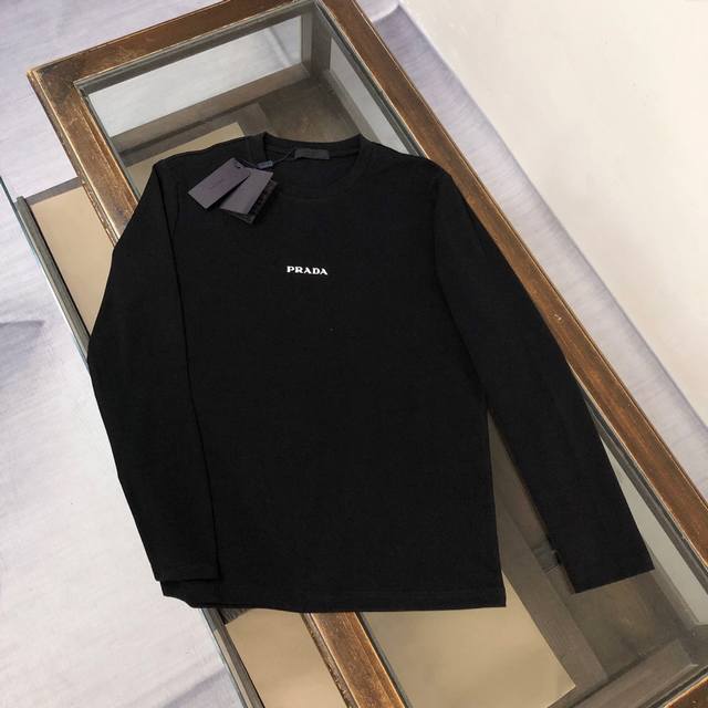 Prada 普拉达 早秋最新款经典时尚休闲打底衫长袖T恤～常年有货～单穿或内搭都～精选长绒棉面料，胸前经典Logo字母采用压胶工艺，舒适性与透气性兼优，柔软抗皱