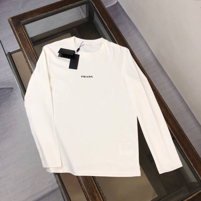 Prada 普拉达 早秋最新款经典时尚休闲打底衫长袖T恤～常年有货～单穿或内搭都～精选长绒棉面料，胸前经典Logo字母采用压胶工艺，舒适性与透气性兼优，柔软抗皱