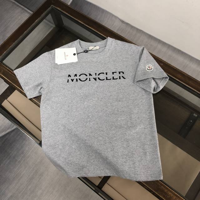 Moncler 蒙口2025新款男士圆领短袖 情侣T恤 春夏新品 高品质 时尚百搭潮款 定制进口面料 数 穿着舒适 透气 时尚不失个性 上身休闲随性 帅气有型
