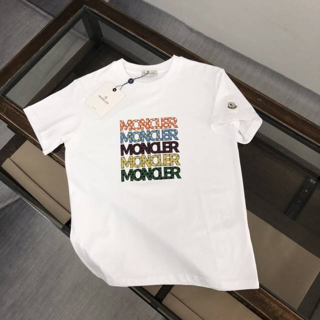 Moncler 蒙口2025新款男士圆领短袖 情侣T恤 春夏新品 高品质 时尚百搭潮款 定制进口面料 数 穿着舒适 透气 时尚不失个性 上身休闲随性 帅气有型