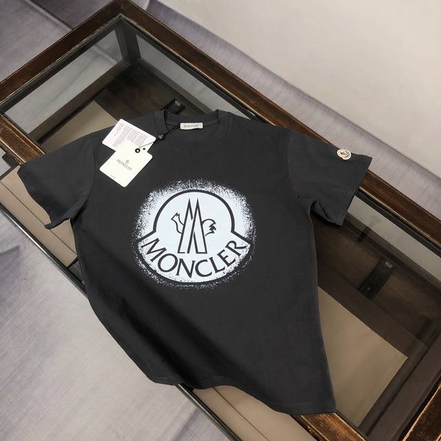 Mon*Cler 蒙口 2025最新款情侣款品牌Logo印花圆领短袖 情侣T恤 春夏新品 高品质 时尚百搭潮款 定制进口面料 ！穿着舒适 透气 时尚不失个性 上