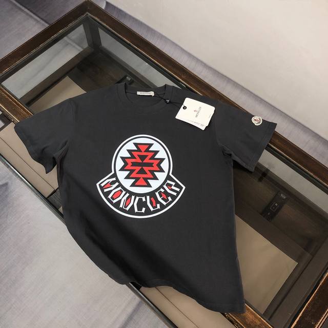 Mon*Cler 蒙口 2025最新款情侣款品牌Logo印花图案圆领短袖 情侣T恤～～ 春夏新品 高品质 时尚百搭潮款 定制进口面料 ！穿着舒适 透气 时尚不失
