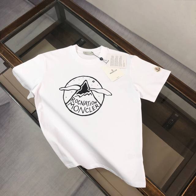 Mon*Cler 蒙口 2025最新款情侣款品牌Logo印花图案圆领短袖 情侣T恤～～ 春夏新品 高品质 时尚百搭潮款 定制进口面料 ！穿着舒适 透气 时尚不失
