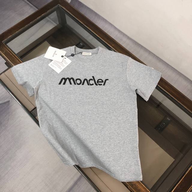 Mon*Cler 蒙口 2025最新款情侣款品牌字母Logo印花圆领短袖 情侣T恤～～ 春夏新品 高品质 时尚百搭潮款 定制进口面料 ！穿着舒适 透气 时尚不失