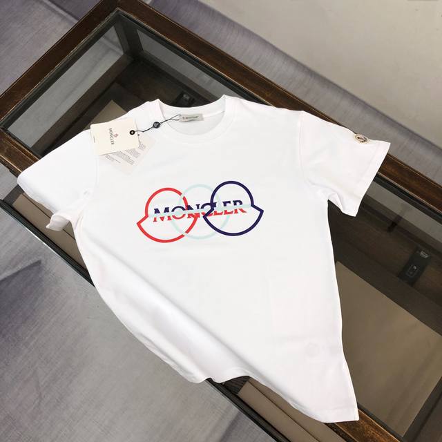 Mon*Cler 蒙口 25最新款情侣款短袖T恤～撞色印花Logo设计～面料上身舒适透气，不僵硬，修身的剪裁，采用高定定制纯棉面料！上身舒适有型，内搭单穿都完全