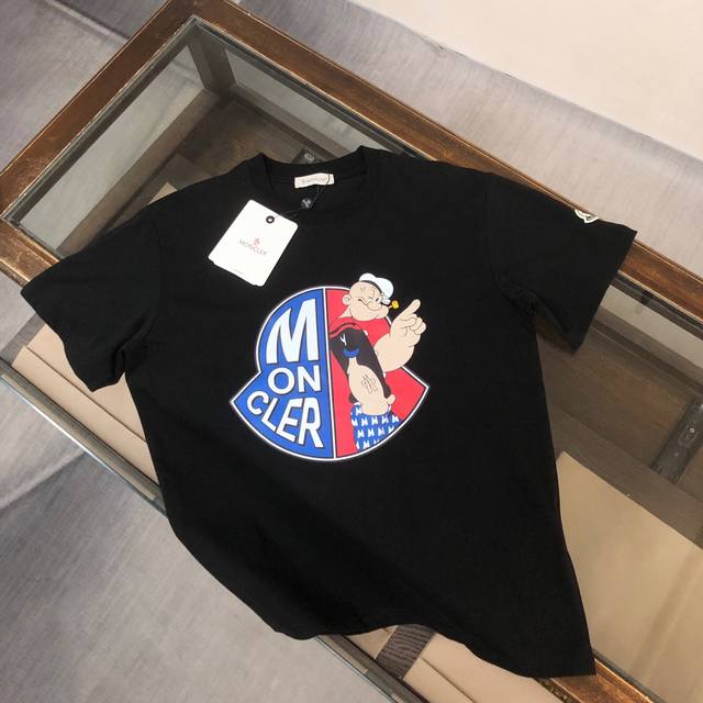 Moncler 蒙口 24最新款情侣款短袖T恤～顶级印花Logo设计～面料上身舒适透气，不僵硬，修身的剪裁，采用高定定制纯棉面料！上身舒适有型，内搭单穿都完全没