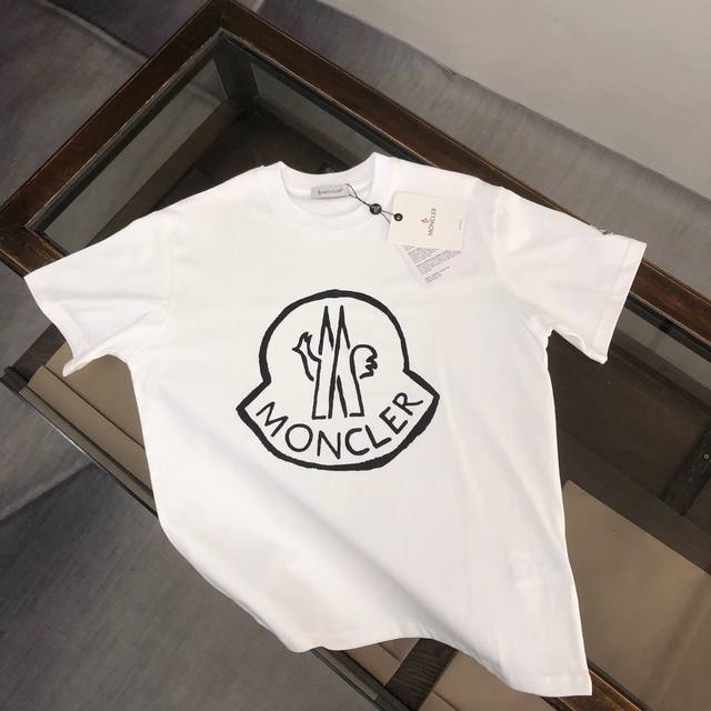 Moncler 蒙口 25最新款情侣款短袖T恤～特色品牌印花设计～面料上身舒适透气，不僵硬，修身的剪裁，采用高定定制纯棉面料！上身舒适有型，内搭单穿都完全没问题