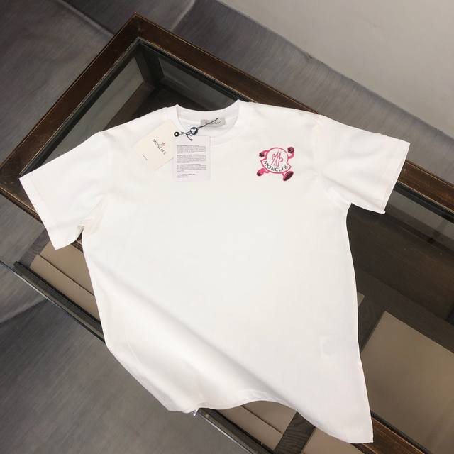 Moncler 蒙口 25最新款情侣款短袖T恤～特色品牌印花设计～面料上身舒适透气，不僵硬，修身的剪裁，采用高定定制纯棉面料！上身舒适有型，内搭单穿都完全没问题