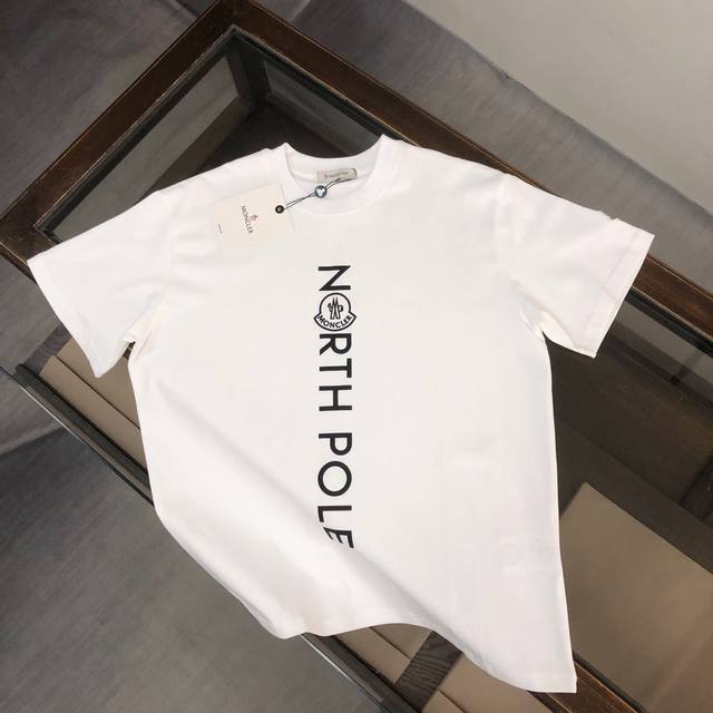 Moncler 蒙口 25最新款情侣款短袖T恤～特色品牌印花设计～面料上身舒适透气，不僵硬，修身的剪裁，采用高定定制纯棉面料！上身舒适有型，内搭单穿都完全没问题