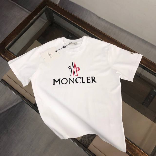 Moncler 蒙口 25最新款情侣款短袖T恤～品牌新元素字母印花设计～面料上身舒适透气，不僵硬，修身的剪裁，采用高定定制纯棉面料！上身舒适有型，内搭单穿都完全