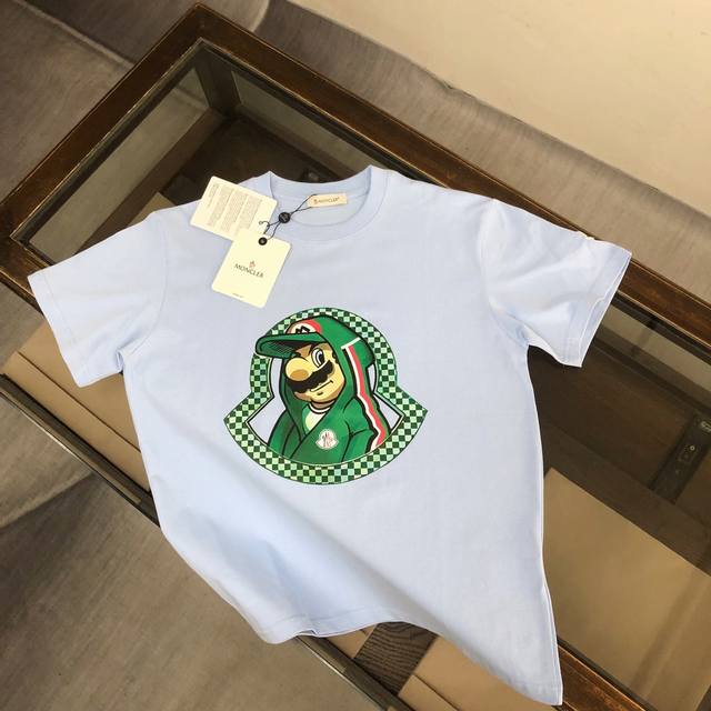 Moncler 蒙口 25最新款情侣款短袖T恤～品牌新元素图案印花设计～面料上身舒适透气，不僵硬，修身的剪裁，采用高定定制纯棉面料！上身舒适有型，内搭单穿都完全