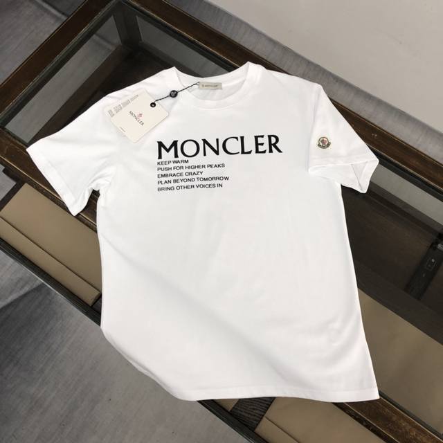 Moncler 蒙口新款.主题设计T恤.面料上身舒适透气，不僵硬，修身的剪裁，采用高定定制纯棉面料！上身舒适有型，内搭单穿都完全没问题，时尚潮人必备！！！黑色