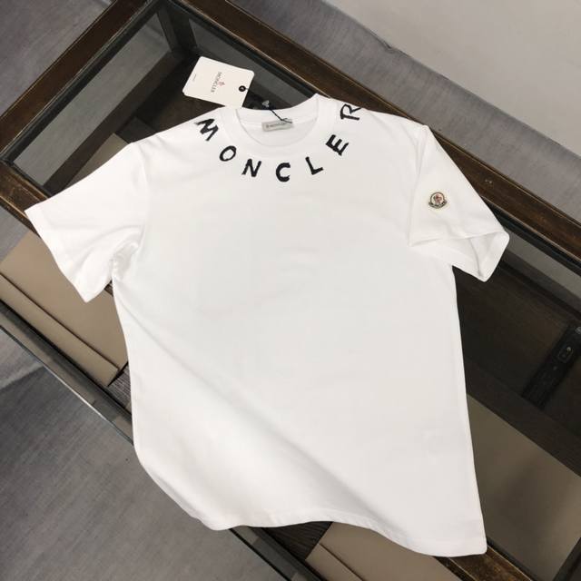 Moncler 蒙口新款，高级成衣定制！时尚潮流休闲短袖T恤，温儒柔软细腻柔软， 上身亲肤，舒适， 凉爽，领口品牌字母个性时尚，活力十足！时尚百搭必备款！颜色：