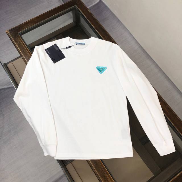 Prada 普拉达 2025早春最新款经典三角标时尚轻薄长袖卫衣～单穿叠穿都～Os宽松版型，经典三角铁标Logo彰显品牌辨识度，极简风格设计中透露出高级百搭的气