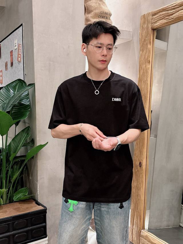 Dior 迪奥 2025年春夏新品上新 三标齐全 丝光棉圆领短袖T恤 好货不用过多介绍 看细节 专柜码数：S～Xl。单报身高体重