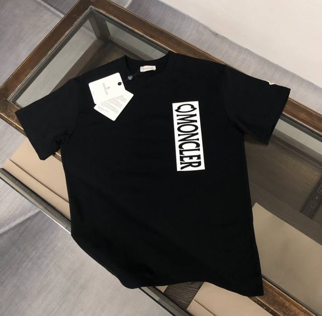 Moncler 蒙口新款，高级成衣定制！时尚潮流休闲短袖T恤，温儒柔软细腻柔软， 上身亲肤，舒适， 凉爽，胸前图案个性时尚，活力十足！时尚百搭必备款！颜色：黑色