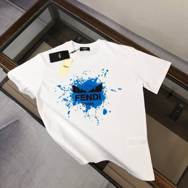 Fendi 芬迪 最新款情侣款短袖T恤～顶级印花Logo设计～面料上身舒适透气，不僵硬，修身的剪裁，采用高定定制纯棉面料！上身舒适有型，内搭单穿都完全没问题，时