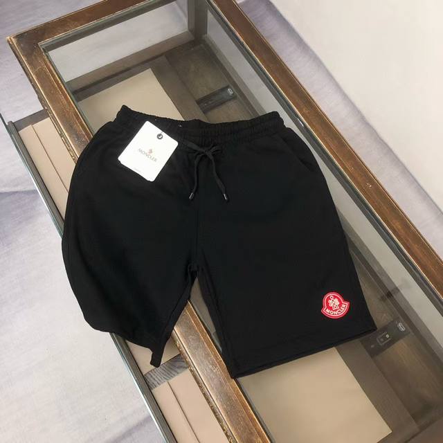 Mon*Cler 蒙口 2025新款休闲短裤～定制卫衣毛圈棉面料，柔软舒适亲肤感极佳，吸汗透气！品牌标志性毡艺刺绣章仔双标Logo点缀，简约休闲款式打造休闲与个