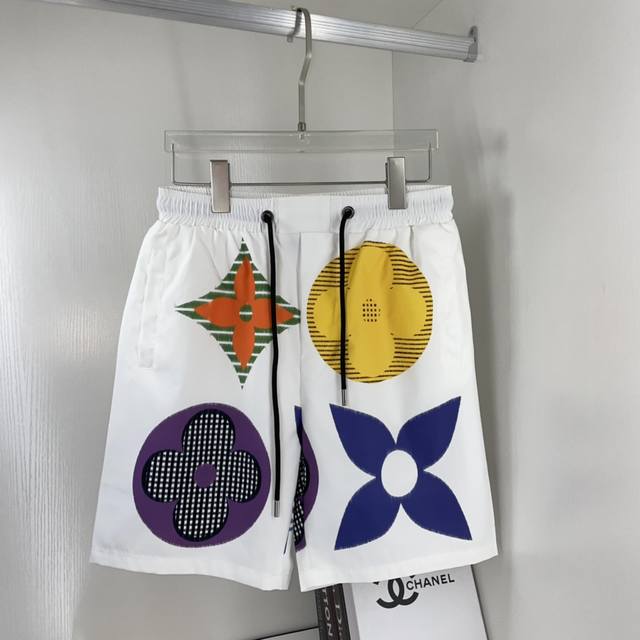 Lv 夏季新款沙滩裤，五分短裤！官网同步原版1-1复刻，原版品牌Logo五金，精选优质聚酯纤维面料、手感柔软细腻，夏季必备单品、上身效果超帅气，超真实拍摄、零距