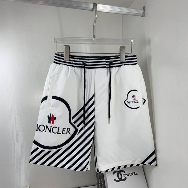 Moncle* 蒙*口， Ss春夏新品 最新款短裤、时尚沙滩裤、做工细节无可挑剔、完美出品、进口机直喷数码印，专柜高科技速干纤维尼龙面料、清爽舒适、型男必备！M
