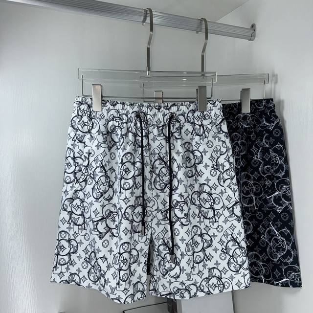 Lv路易， 夏季新品 最新款加内网沙滩裤、定制品牌绳头，定制品牌绳圈，做工细节无可挑剔、完美出品、进口机直喷数码印，专柜高科技速干纤维尼龙面料、清爽舒适、型男必